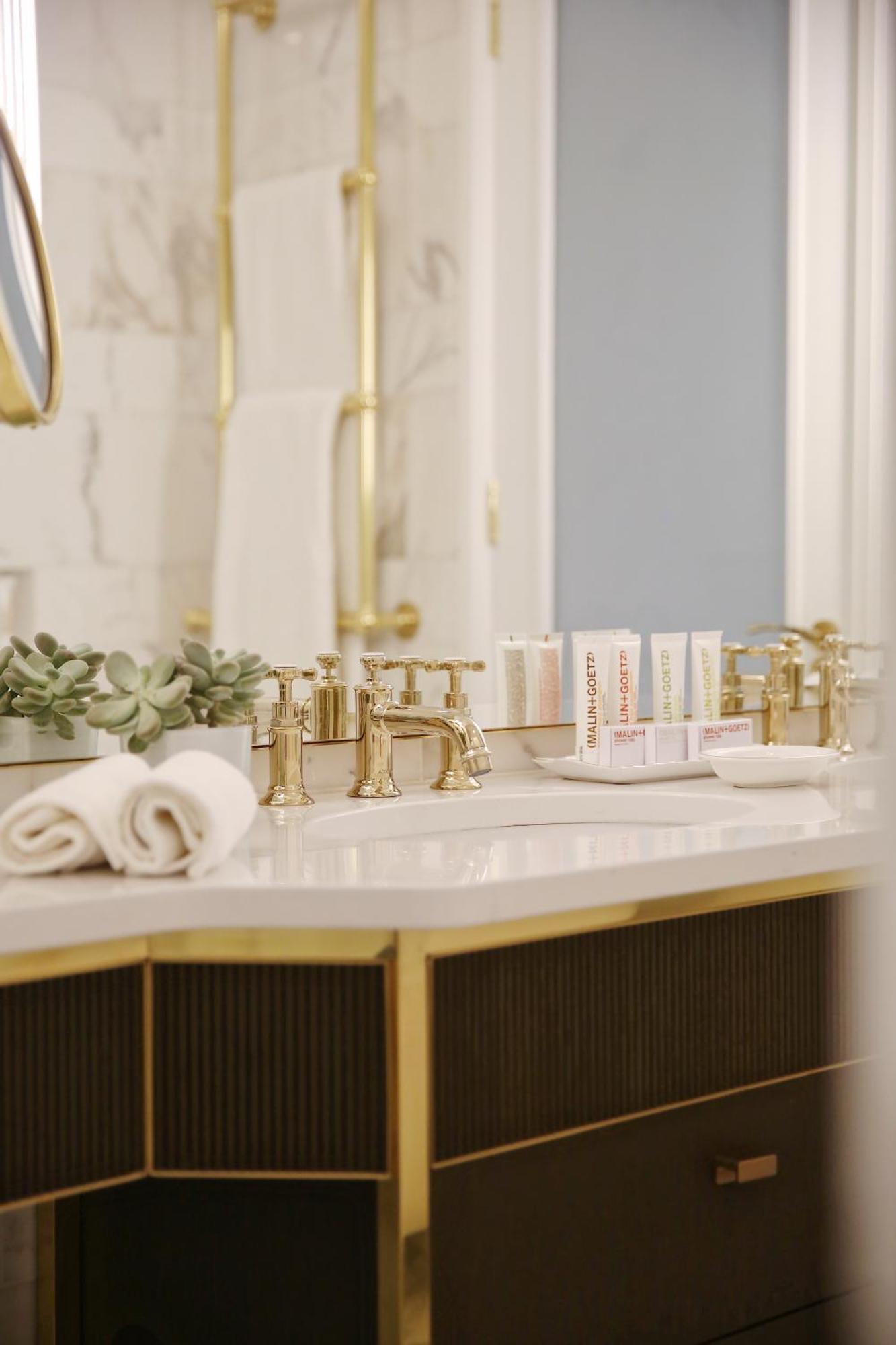 The Westbury Hotel Dublin Exterior photo Bathroom amenities